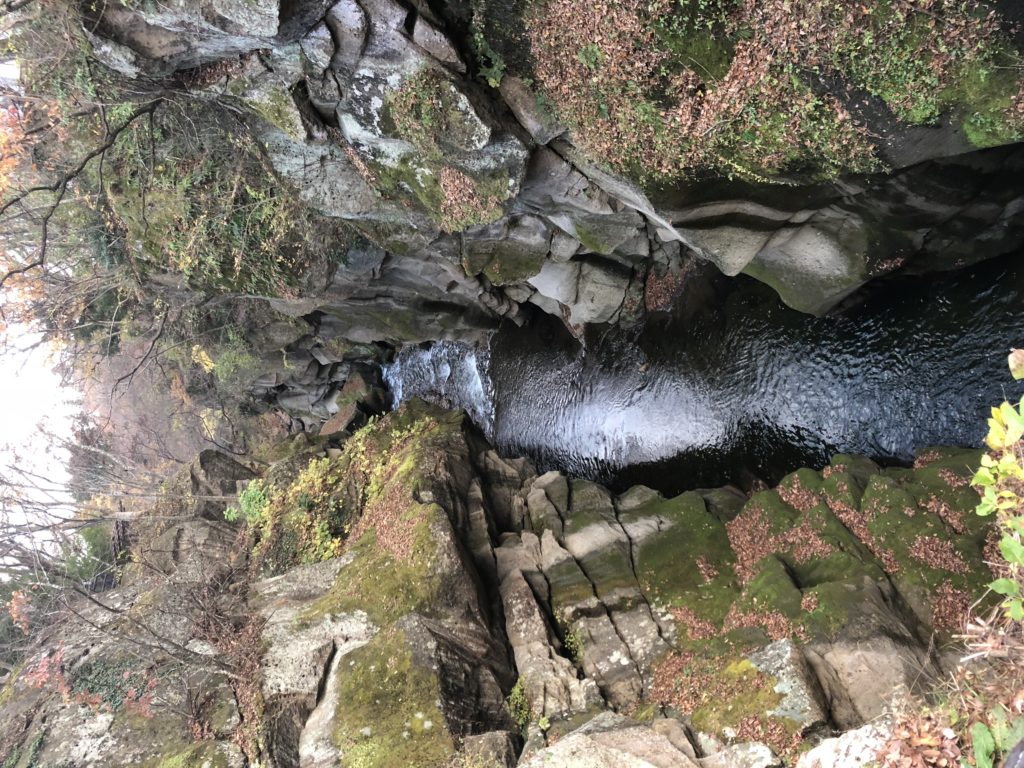 磊々峡は深く切り込んだ峡谷