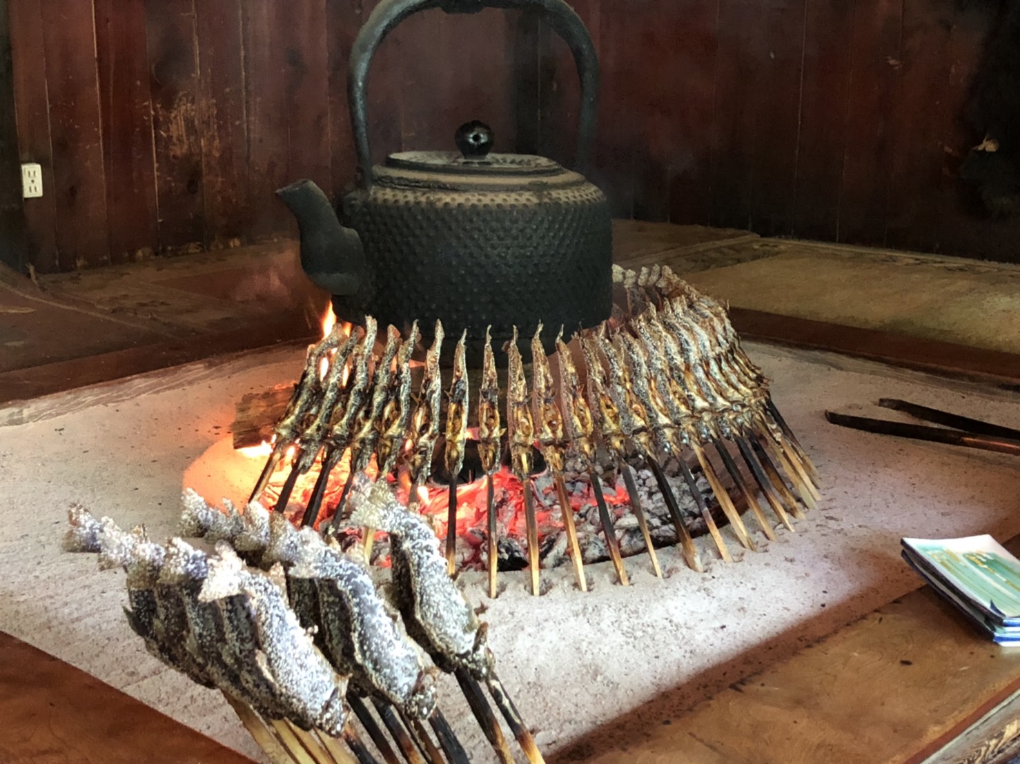 岩魚を焼いている様子（嘉門次小屋 ）