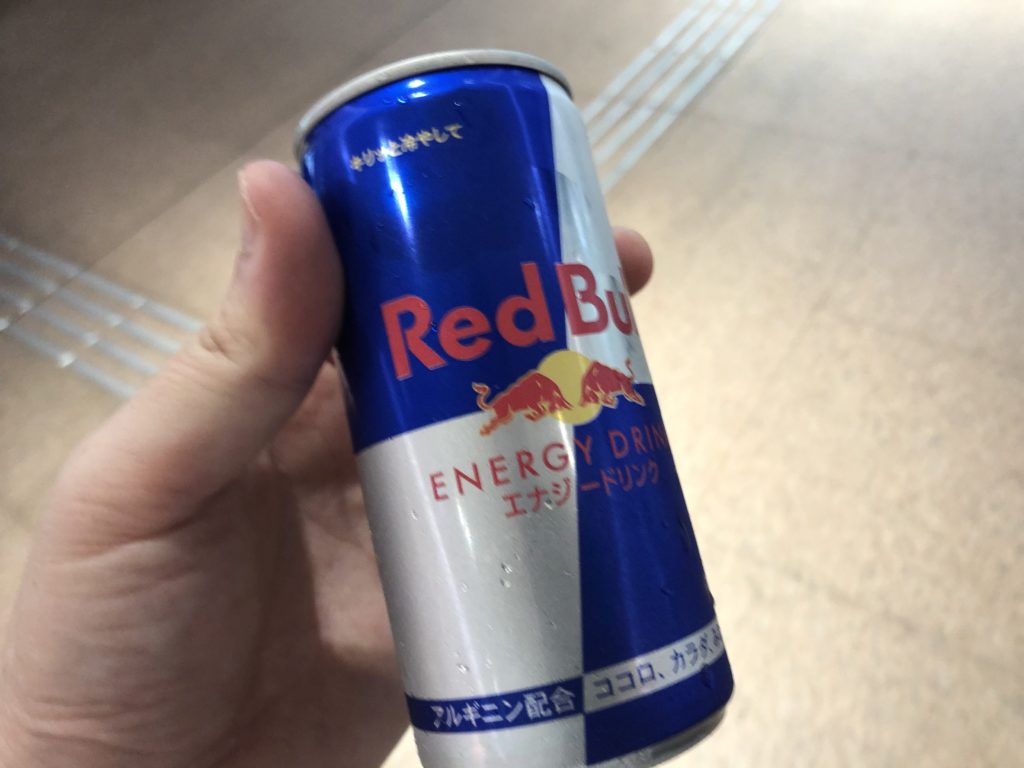 レッドブルエナジードリンクは缶の方が炭酸が強くて美味い